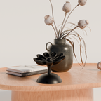 Fiastra Flora Key Holder - Black - flora zwart sfeerbeeld tafel 1