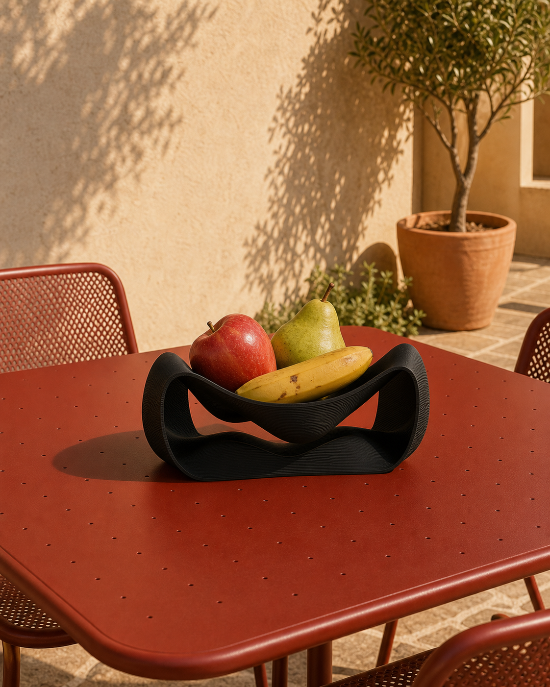 Fano modern design fruit bowl black edition - fruitschaal_zwart_sfeer_patio_rode_tafel_v1